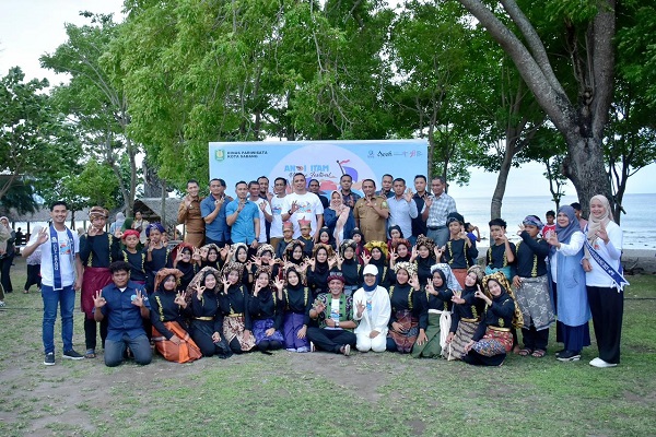 Peserta Festival Anoi Itam Sabang foto bersama dengan Pj. Wali Kota Sabang, Reza Pahlevi.(Waspada/ist.)