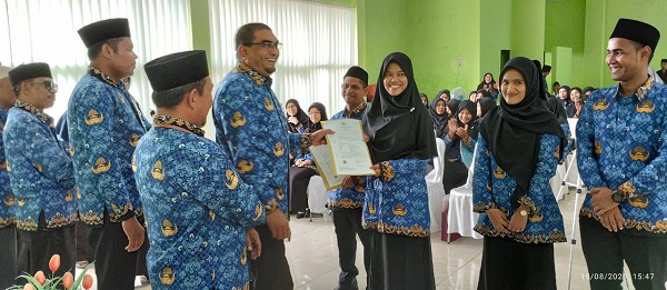 Kakankemenag Aceh Singkil H Saifuddin SE menyerahkan SK kepada 46 orang tenaga honor, yang telah lulus seleksi PPPK, Selasa(15/8). WASPADA/Ariefh