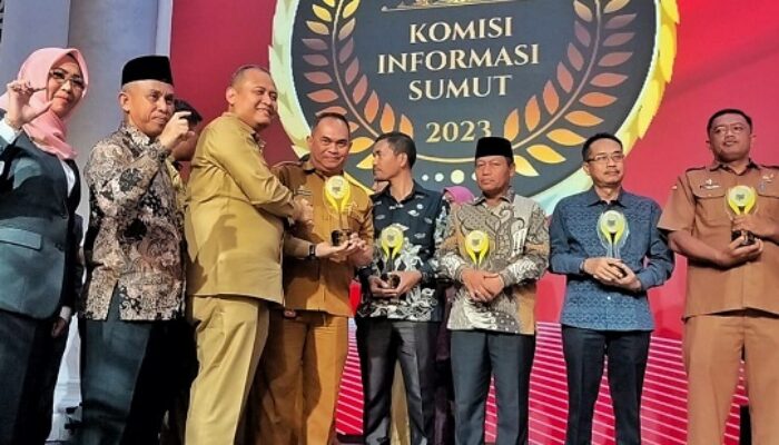Pemkab Simalungun Terima Anugerah Keterbukaan Informasi Publik