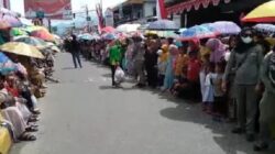 Warga membludak di inti kota saat menunggu karnaval HUT ke-78 RI. Waspada/Irham H. Nasution