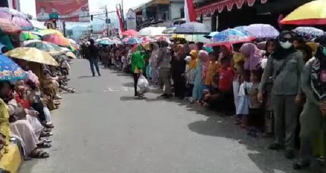 Warga membludak di inti kota saat menunggu karnaval HUT ke-78 RI. Waspada/Irham H. Nasution