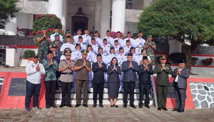 Bupati Kukuhkan 20 Anggota Paskibraka Kabupaten Toba