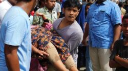 Seorang ibu pingsan saat dua kelompok saling serang. Waspada/Ist