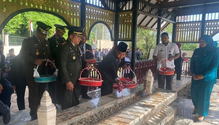 Jelang HUT RI, Pj Bupati Aceh Besar Tabur Bunga Di Makam T Nyak Arief