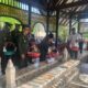 Pj Bupati Aceh Besar, Muhammad, Iswanto, didampingi Pj Ketua TP PKK Aceh Besar, Cut Rezky Handayani, beserta Forkopimda Aceh Besar, tabur bunga di Makam Pahlawan Nasional Teuku Nyak Arief, di Gampong Lamreung, Kecamatan Krueng Barona Jaya, Aceh Besar, Rabu (16/8). (Waspada/Zafrullah)