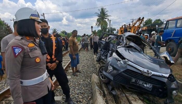 Sopir Mobil Calya Tewas Usai Tertabrak Kereta Api