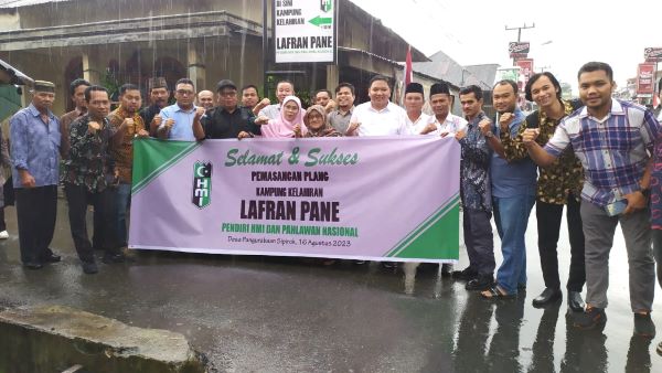 Kader HMI bersama simpatisan dan masyarakat foto bersama usai mendirikan plank merek tempat kelahiran Lafran Pane di Desa Pangurabaan, Kecamatan Sipirok, Tapsel, Rabu (16/8).Waspada/Mohot Lubis.