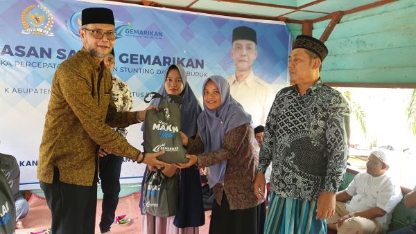 Anggota DPR RI Daerah Pemilihan II Aceh dari Partai Gerindra serahkan bantuan gemar ikan untuk warga pedalaman di Kabupaten Aceh Utara, Selasa (15/8). Waspada/Ist