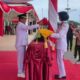 Pj Bupati Aceh Timur, Ir Mahyuddin MSi, menyerahkan bendera untuk dikibarkan dalam upacara HUT ke-78 Proklamasi Kemerdekaan RI di Lapangan Upacara Pusat Pemerintahan Kabupaten Aceh Timur di Idi, Kamis (17/8). Waspada/Muhammad Ishak