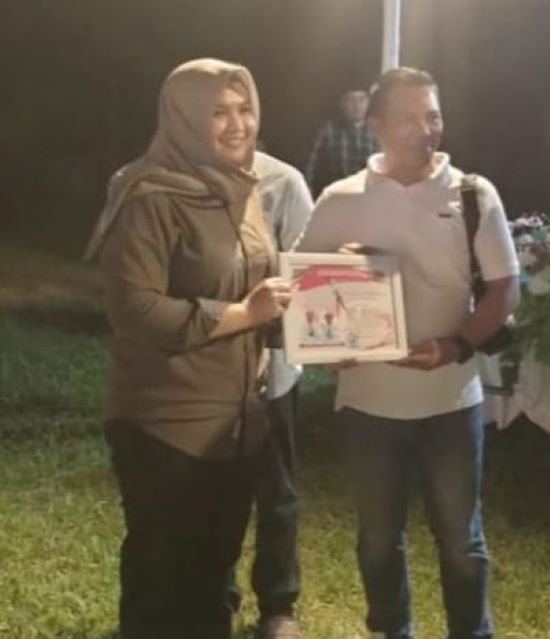 Manager Marketing CV. Bin Ham, Kohiruddin saat menerima piagam penghargaan dari Wabup Madina Atika Azmi Utammi. Waspada/Ist