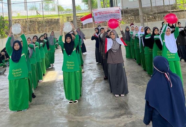 Santri Dayah DQA sedang mengikuti aneka perlombaan dalam rangka memeriahkan HUT ke 78 RI di komplek dayah setempat, Kamis (17/08/23). (Waspada/T.Mansursyah)