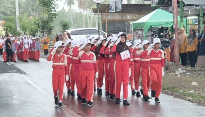 Meski Seragam Basah, Siswa SD Di Simpang Tiga Tetap Semangat