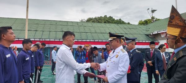 Bupati Toba, Poltak Sitorus saat menyerahkan SK Remisi kepada perwakilan warga binaan Rutan Kelas IIB Balige yang menerima remisi Presiden dalam rangka HUT ke-78 RI. Waspada/Ramsiana Gultom