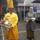 Pejabat Bupati Aceh Tamiang, Meurah Budiman saat menyerahkan secara simbolis surat remisi kepada warga binaan Lapas Kelas IIB, Kualasimpang. (Waspada/Yusri).