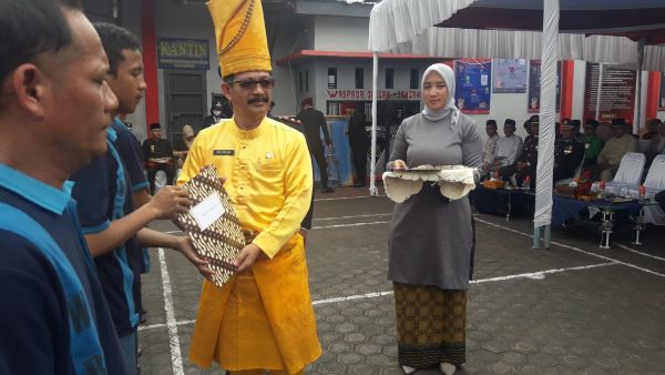 Pejabat Bupati Aceh Tamiang, Meurah Budiman saat menyerahkan secara simbolis surat remisi kepada warga binaan Lapas Kelas IIB, Kualasimpang. (Waspada/Yusri).