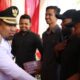 Pj Bupati Aceh Besar Muhammad Iswanto S.STP, MM menyalami mantan Narapidana Teroris usai upacara bendera HUT ke-78 Kemerdekaan RI di Lapangan Bungong Jeumpa, Kota Jantho, Kamis (17/8). (Waspada/Zafrullah)