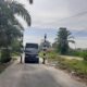 Salah satu portal yang dipasang pihak Dishub Pemkab Simalungun di jalur jalan Simpang Pajak Negeri, Kecamatan Bandar. Foto direkam, Selasa (1/8).(Waspada/Hasuna Damanik).