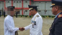 WAKIL Bupati Humbahas, Oloan Paniaran Nababan didampingi Karutan, Herry Hasudungan Simatupang memberikan remisi kepada WBP Rutan Kelas IIB Humbahas. Waspada/Ist