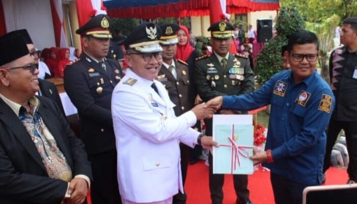 Masyarakat Kuta Baharu Terima Sertifikat Dan Ambulans