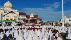 20.000-an jama'ah zikir berkumpul di lapangan upacara Labding, Lhoksukon, Aceh Utara. Waspada/Maimun Asnawi