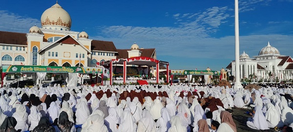 20.000-an jama'ah zikir berkumpul di lapangan upacara Labding, Lhoksukon, Aceh Utara. Waspada/Maimun Asnawi