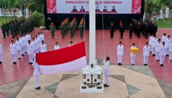 Siswa SMAN 3 Langsa Kibarkan Bendera Merah Putih Di Kantor Gubernur