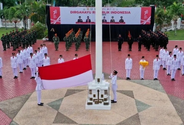 Siswa SMAN 3 Langsa, Aryan Alif Pranata saat menjadi rukibra pembentang bendera pada upacara peringatan hari ulang tahun (HUT) ke-78 Kemerdekaan Republik Indonesia di Provinsi Aceh di Halaman Kantor Gubernur Aceh, Kamis (17/8). Waspada/ist