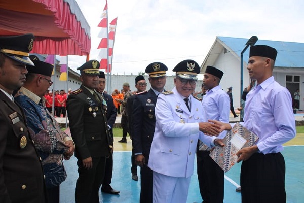 Pj Bupati Azmi menyerahkan SK remisi kepada 5 Narapidana secara simbolis, disaksikan Karutan Machda Landasny, Ketua DPRK Hasanuddin Aritinang, Dandim 0109 Letkol Inf Moh Mulyono, Kapolres AKBP Suprihatiyanto, SIK, Kajari Munandar MH, Sekda Ahmad Rivai serta pejabat lainnya dan Pimpinan SKPK, di Rutan kelas llB Singkil. WASPADA/Ariefh