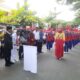 Pj Bupati Aceh Timur Ir Mahyuddin M.Si, melepas karnaval dari kalangan pelajar dan siswa di Idi Rayeuk, Kamis (17/8) sore. Waspada/Muhammad Ishak