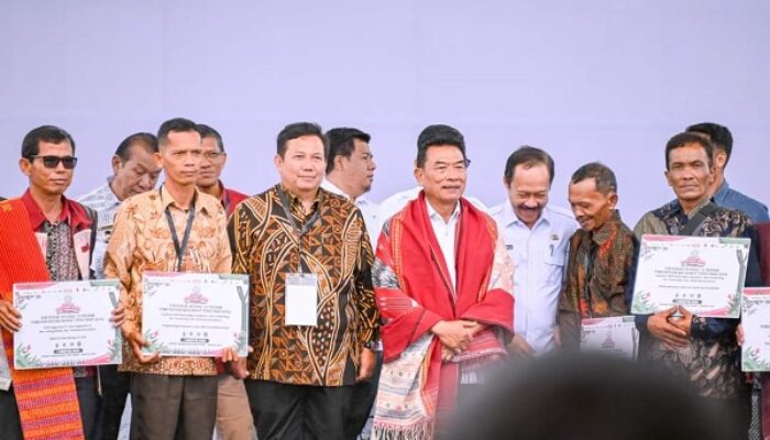 Moeldoko Serahkan Sertifikat Perhutanan Sosial