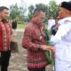 Bupati lepas kendit Paskibraka Kabupaten Toba di Halaman Kantor Bupati, Jumat (18/8). Waspada/Ist
