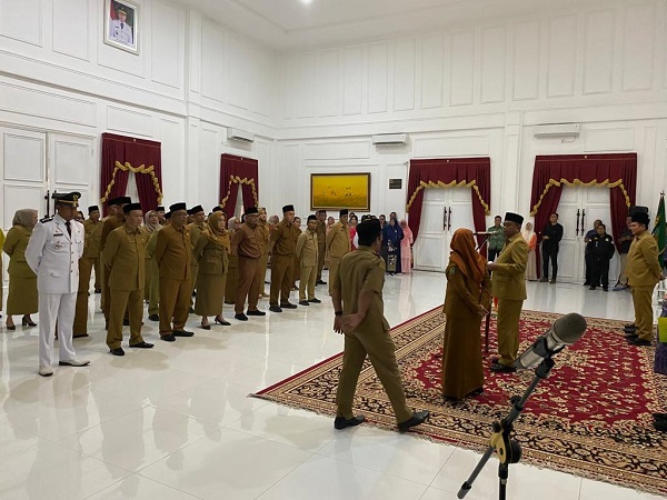 Dua pejabat administrasi dan fungsional saat dipanggil ke depan oleh Bupati Sergai H. Darma Wijaya. Waspada/Darmawan.