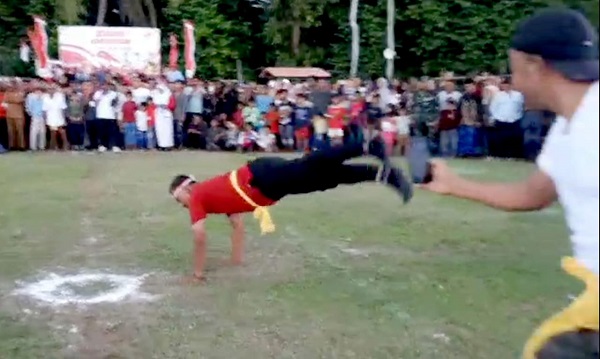 Camat Indrajaya, Kabupaten Pidie Muhammad Jabannur melakukan salto saat melakukan atraksi Geudeu-geudeu, Kamis (17/8) Waspada/Muhammad Riza