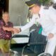 Camat Kembang Tanjong, Kabupaten Pidie serahkan bantuan kursi roda untuk warga usai hadiri upacara HUT ke 78 RI, Kamis (17/8) Waspada/Muhammad Riza