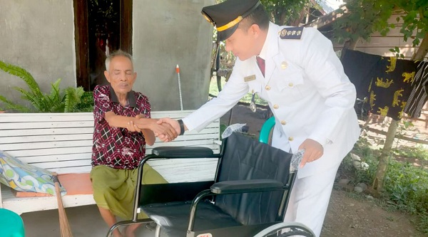 Camat Kembang Tanjong, Kabupaten Pidie serahkan bantuan kursi roda untuk warga usai hadiri upacara HUT ke 78 RI, Kamis (17/8) Waspada/Muhammad Riza