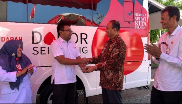 Pemkot Lhokseumawe Serahkan Mobil Unit Donor Darah Untuk PMI