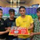 Petugas memperlihatkan para terduga sindikat pengedar sabu antar Kabupaten, yang diamankan di Mapolres Abdya. Jumat (18/8).Waspada/Syafrizal.