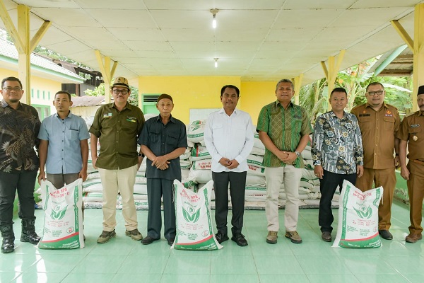 Bupati Darma Wijaya mengapresiasi PT Socfindo atas penyaluran 89 ton pupuk jenis NPK. Waspada/ist