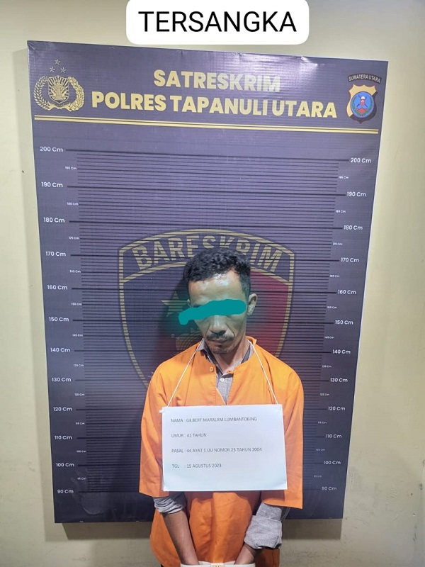 ML, 41, warga Kecamatan Tarutung, Taput tersangka penganiaya anak kandungnya ditahan di Polres Taput. Waspada/ist