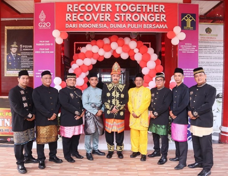 Kepedulian Kalapas Langsa Lestarikan Adat Budaya Aceh Para pegawai Lapas Kelas IIB Langsa berfoto dengan pakaian kebanggaannya saat menerima tamu di depan Lapas. (Waspada/Ibnu Sa'dan)