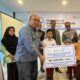 Field Relations Manager Medco E& PMalaka, Hendarsyah, menyerahkan bantuan pendidikan untuk siswa berprestasi kurang mampu di Hotel Royal Idi, Aceh Timur, Jumat (18/8). Waspada/Muhammad Ishak