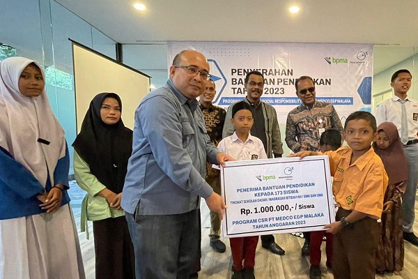Field Relations Manager Medco E& PMalaka, Hendarsyah, menyerahkan bantuan pendidikan untuk siswa berprestasi kurang mampu di Hotel Royal Idi, Aceh Timur, Jumat (18/8). Waspada/Muhammad Ishak