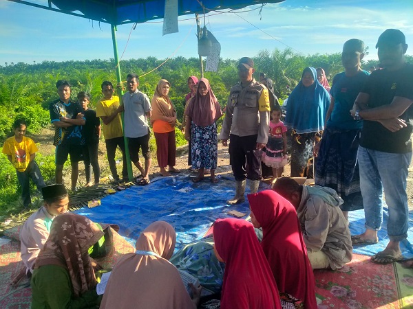 Dua anak korban terbawa arus sungai dipulangkan ke rumah duka di Gampong Serdang Kecamatan Pirak Timu, Aceh Utara, Jumat (18/8). (Waspada/ist)