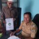 SEKRETARIS BKM At -Taufiq Dusun I, Desa Suka Jaya, Kecamatan Tanjungtiram, Batubara Kaharuddin Abas atau akrab disapa Pak Ancil bersama Kades Suka Jaya Fahrul Rozi, SH saat menandatangani proposal mohon bantuan dana perluasan pembangunan masjid. Waspada/Iwan Has