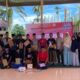 Dosen MIPA Fakultas Teknik Universitas Samudra saat memberikan pelatihan usaha kerajinan tangan dari plat akrilik sebagai alternatif pendidikan keterampilan santri Dayah Mu’ariful Huda Desa Labuhan Keude, Kecamatan Sungai Raya, Aceh Timur, Sabtu (19/7). Waspada/dede