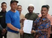 Bertekad Majukan Desa, Kades Suka Maju Salurkan Bantuan