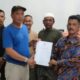 KADES Suka Maju Amri saat menyerahkan bantuan insentif bagi penggali kubur, guru ngaji, bilal mayit dan BLT kepada masyarakat melalui DD 2023.Waspada/Iwan Has
