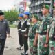 Wali Kota P.Sidimpuan Irsan Efendi Nasution saat memeriksa barisan Apel Gelar Pasukan Pengamanan Pilkades Serentak Kota P.Sidimpuan Tahun 2023 di Alaman Bolak, P.Sidimpuan, Jumat (18/8). Waspada/ist