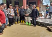Pj Bupati Agara Ke Lokasi Banjir Serahkan Bantuan