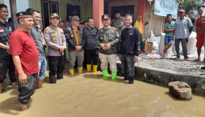 Pj Bupati Agara Ke Lokasi Banjir Serahkan Bantuan